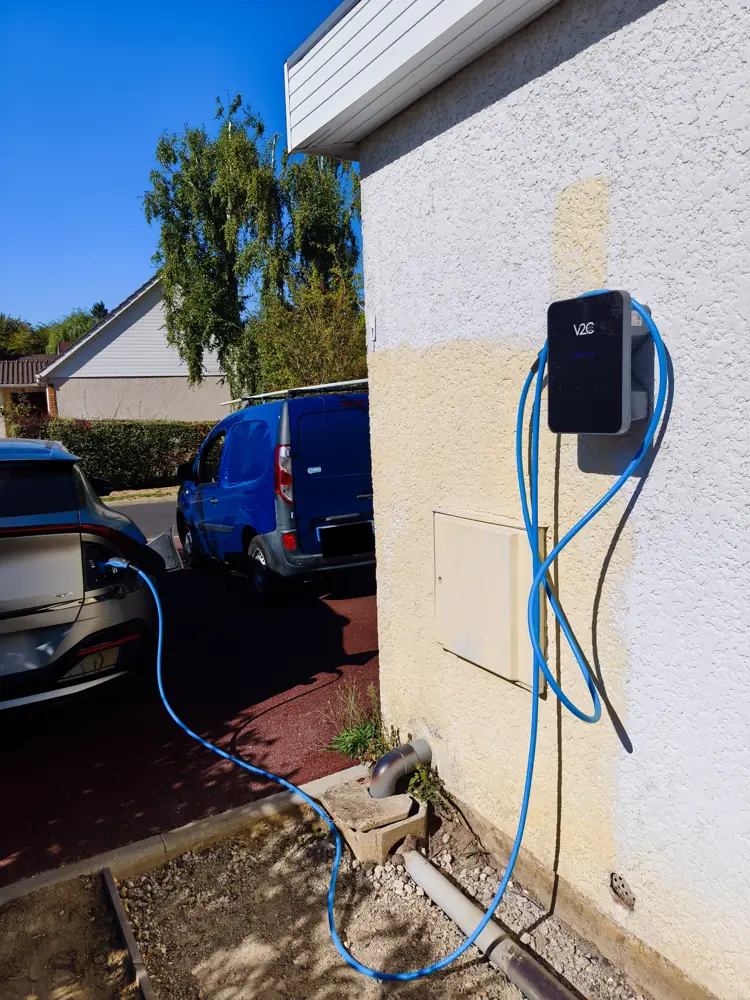 Kia EV6 en charge sur borne V2C posée en façade